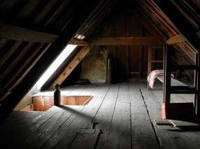 Если в загородном доме скатная крыша, то под ней размещается пространство, которое называется или чердаком, или мансардой. 
